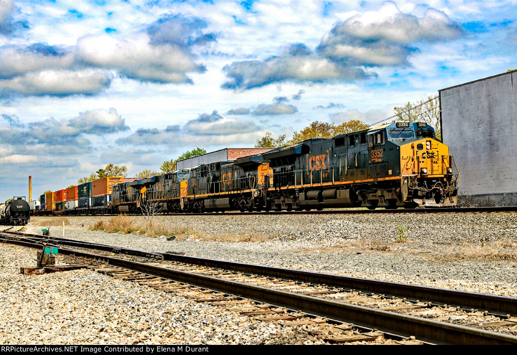 CSX 3352 on I-008